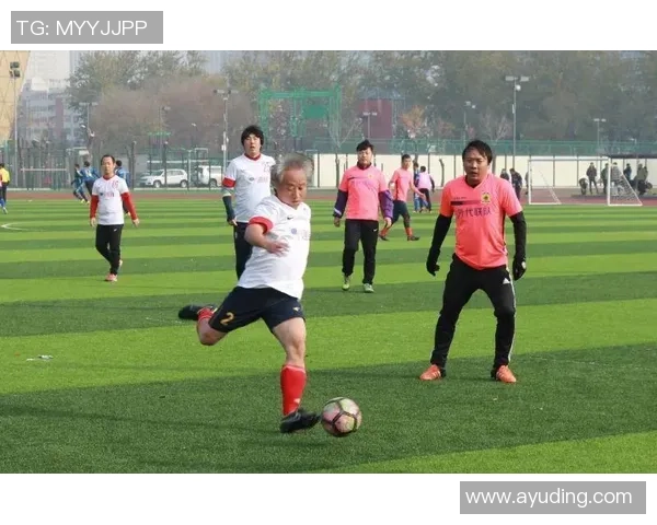 成龙踢足球挑战极限 英雄变身绿茵场上的超级球星