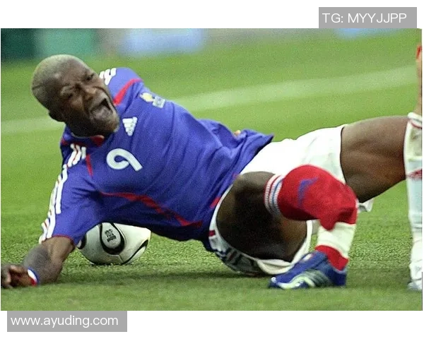 足球球星比赛中意外断腿震惊全场未来职业生涯前景堪忧